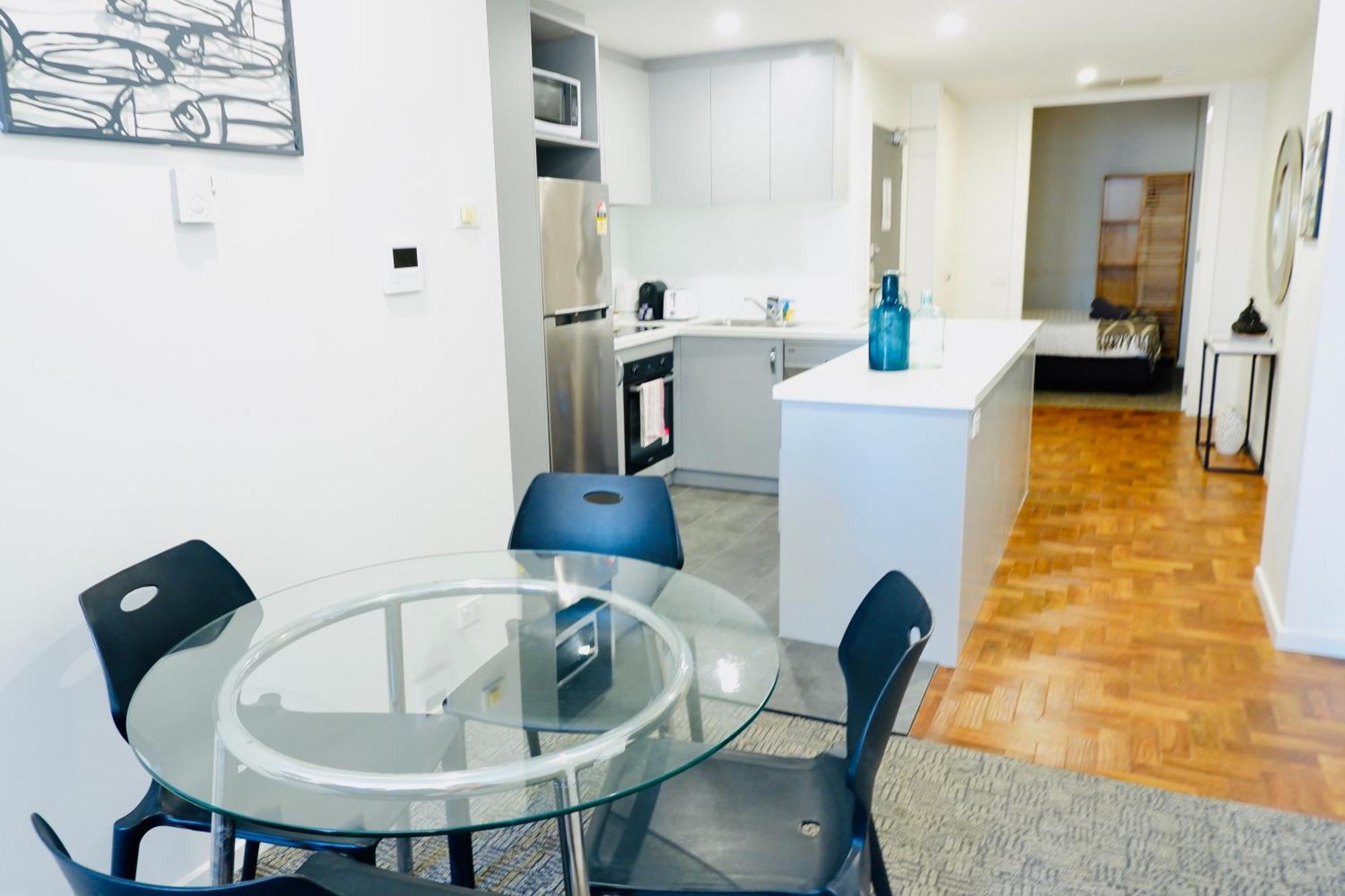 Two Bedroom Treasure On William - Sleeps 4 Apartment