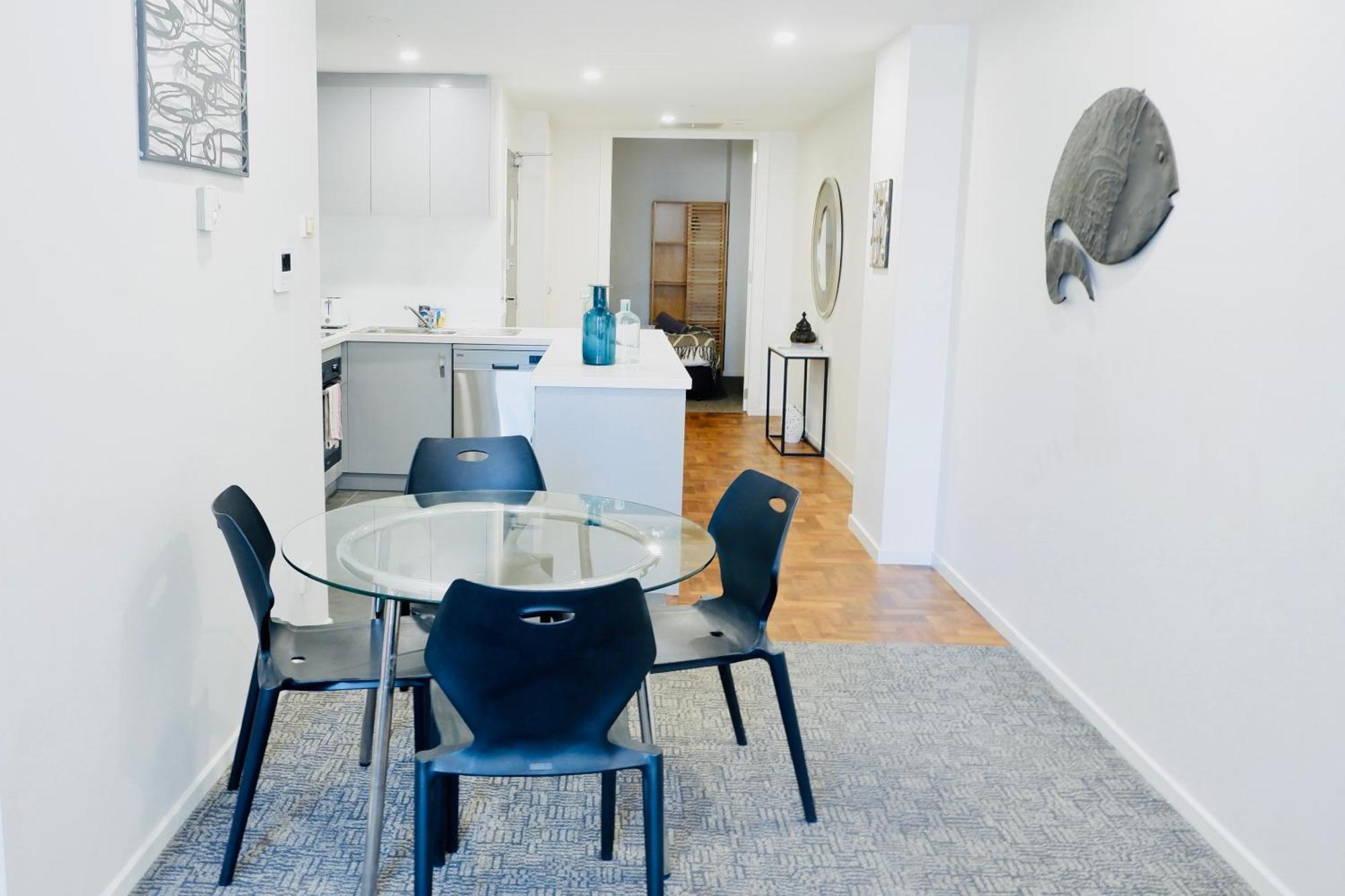 Apartment Two Bedroom Treasure On William - Sleeps 4 *