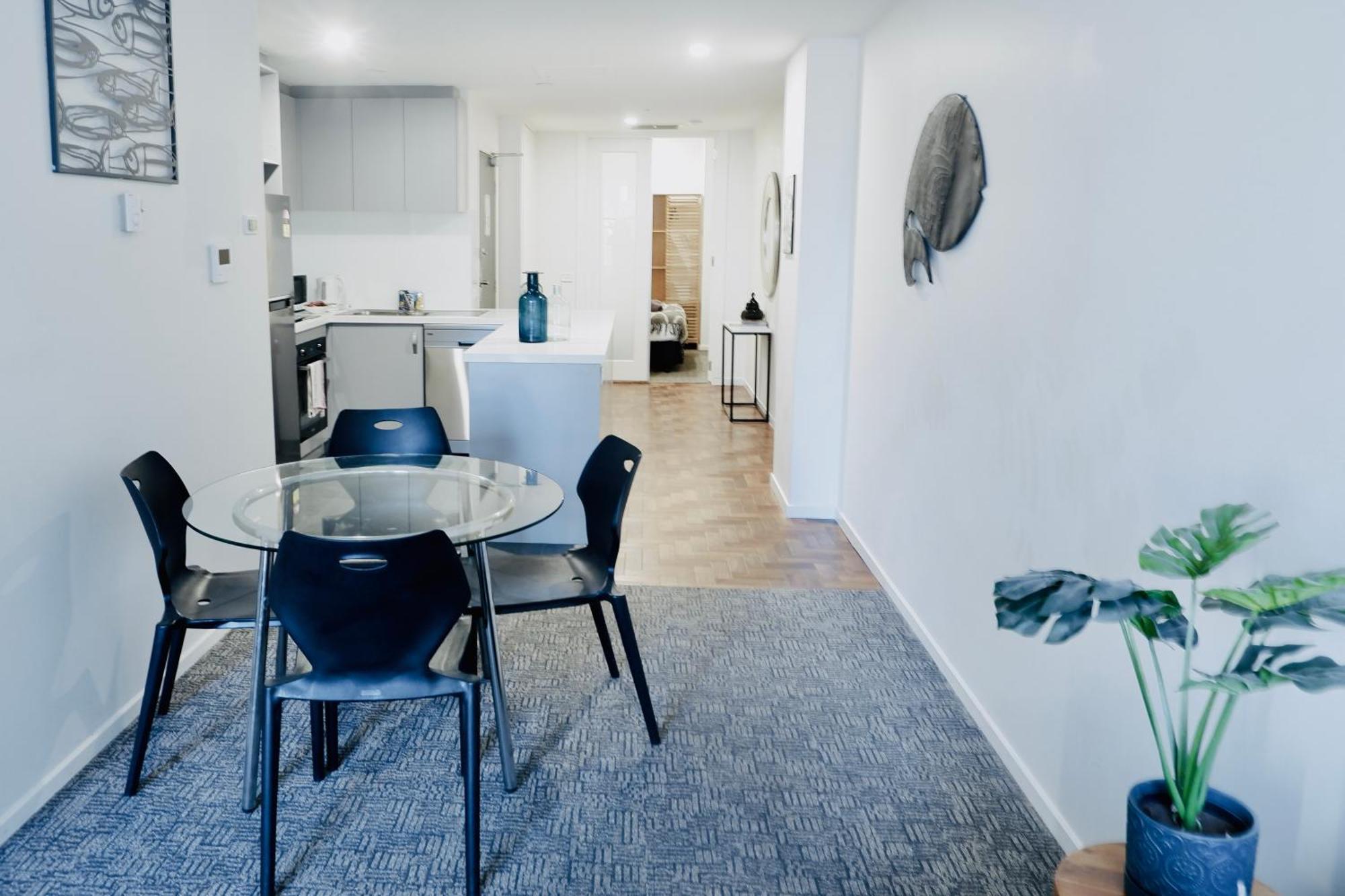 Two Bedroom Treasure On William - Sleeps 4 Apartment