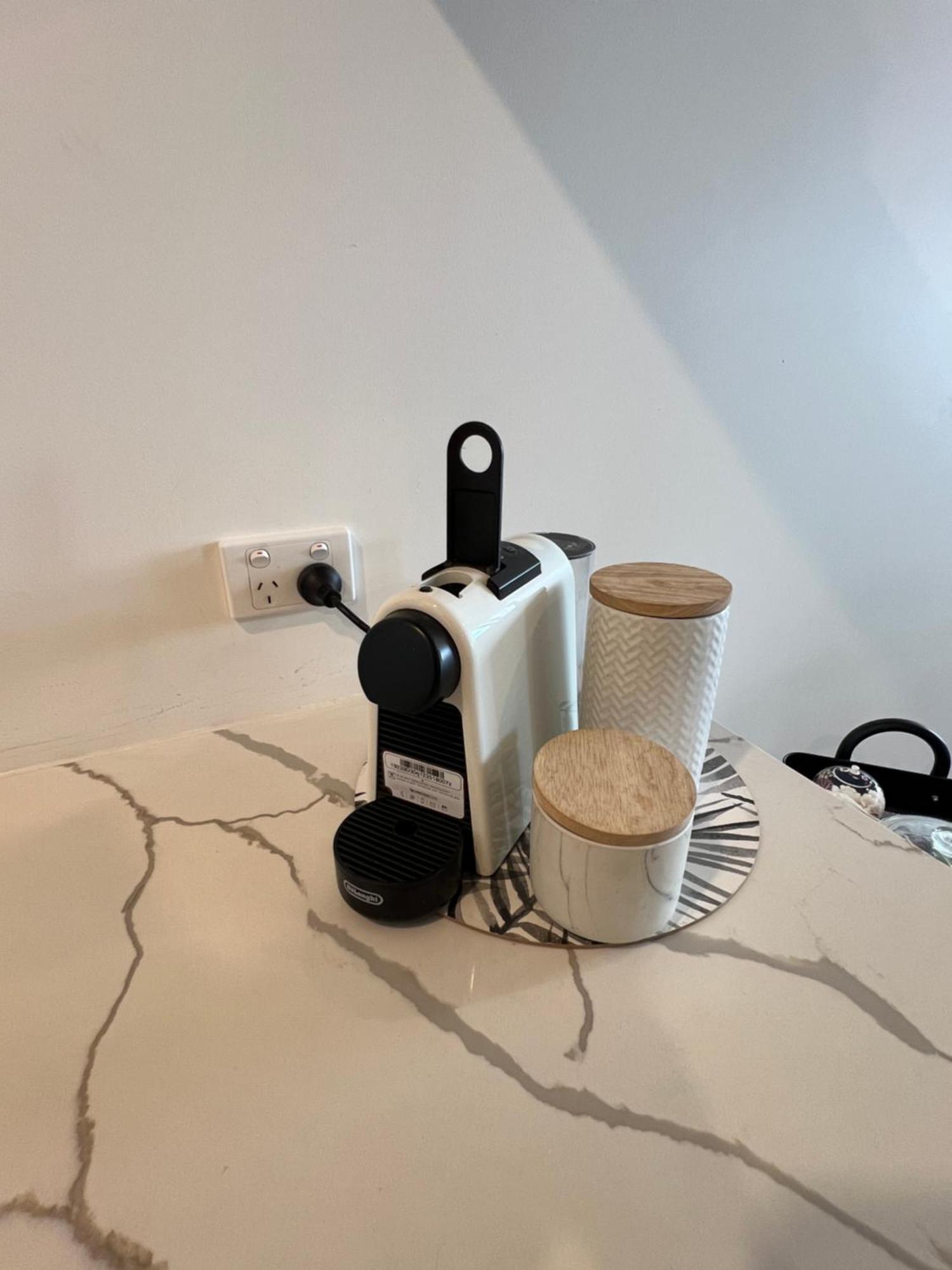 Modern 7th Floor Flat, Parking, Convenient, Quiet Apartment Melbourne