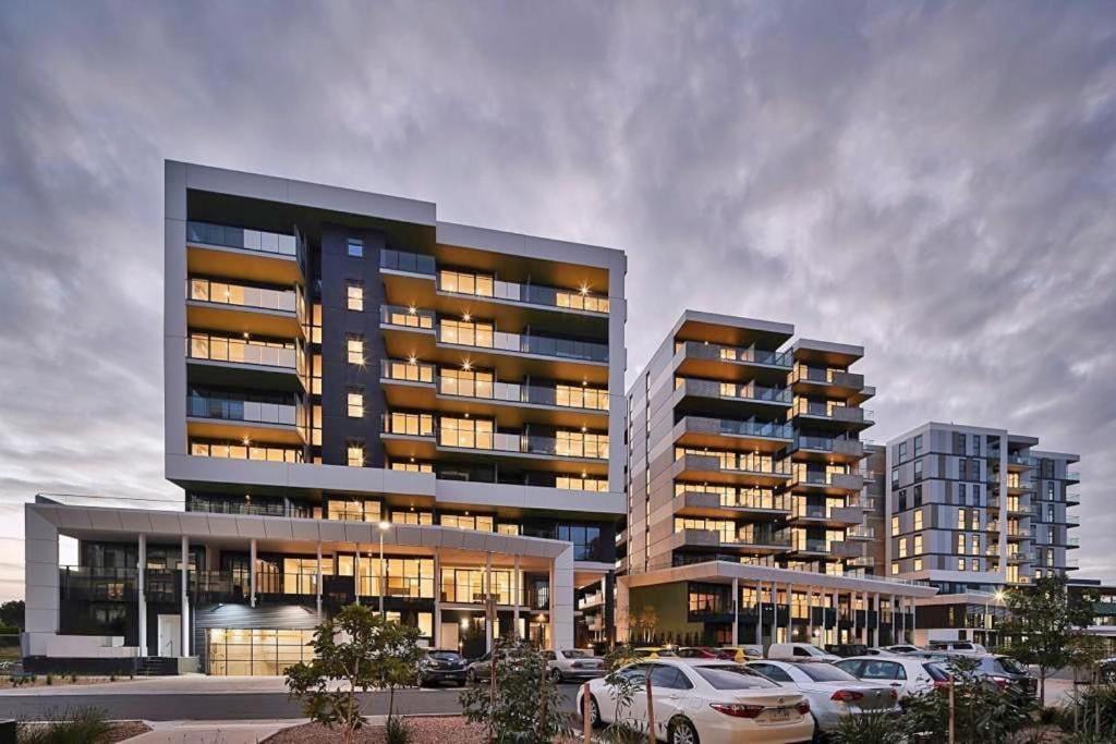 Modern 7th Floor Flat, Parking, Convenient, Quiet * Melbourne