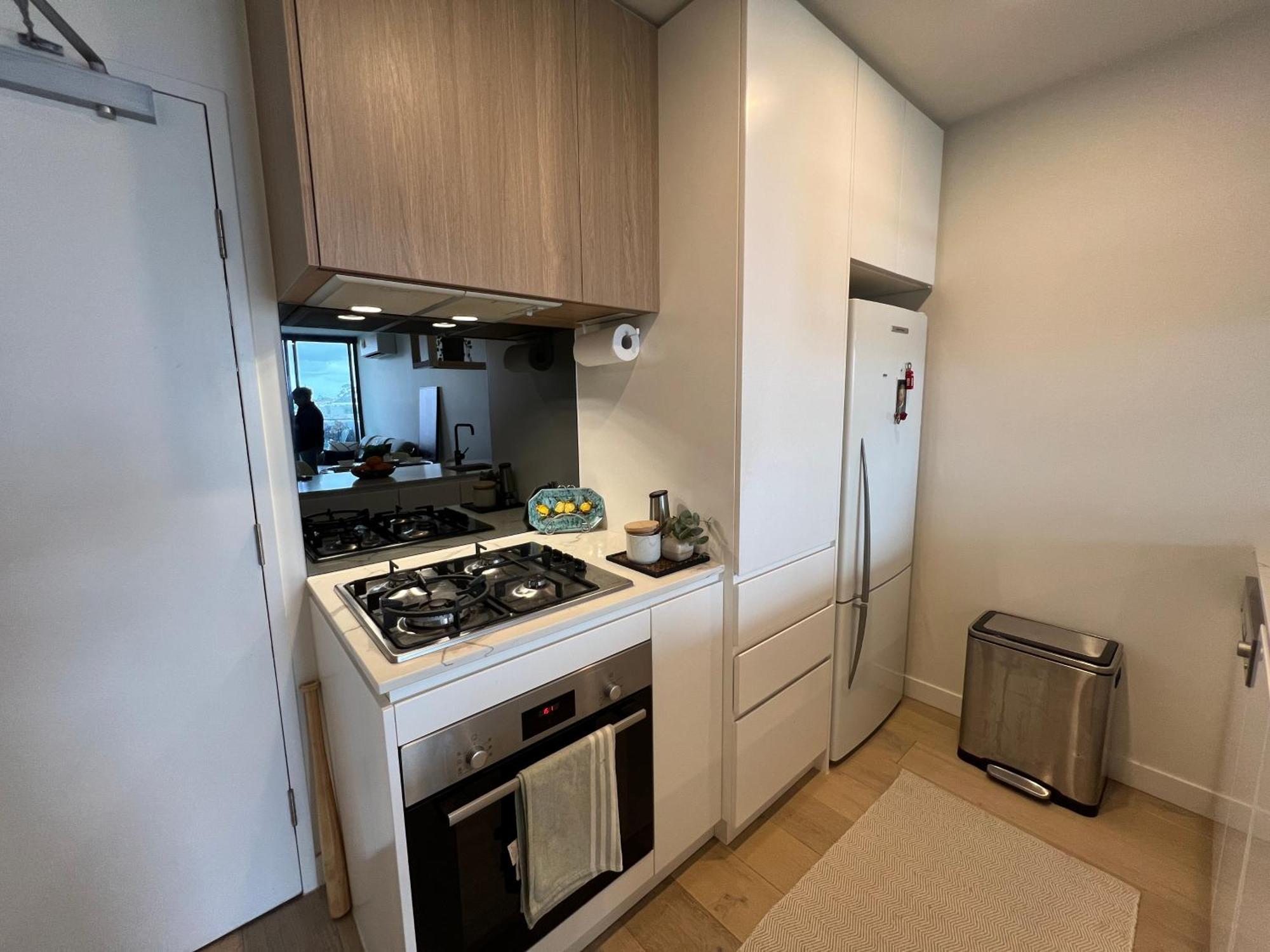 Modern 7th Floor Flat, Parking, Convenient, Quiet Melbourne