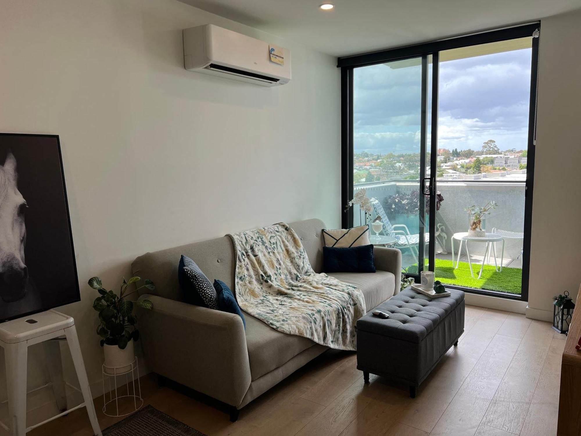 Modern 7th Floor Flat, Parking, Convenient, Quiet