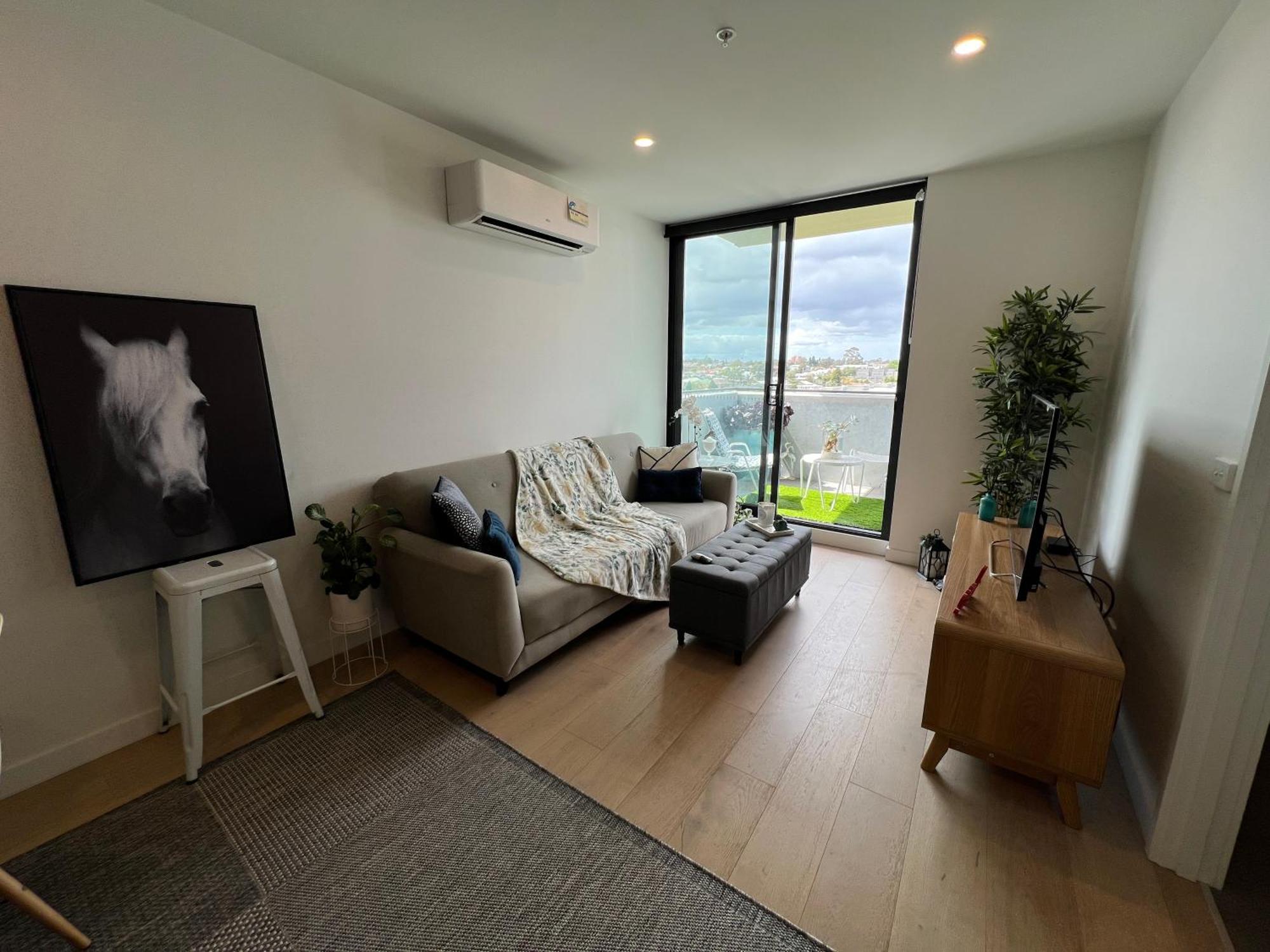 Modern 7th Floor Flat, Parking, Convenient, Quiet Apartment