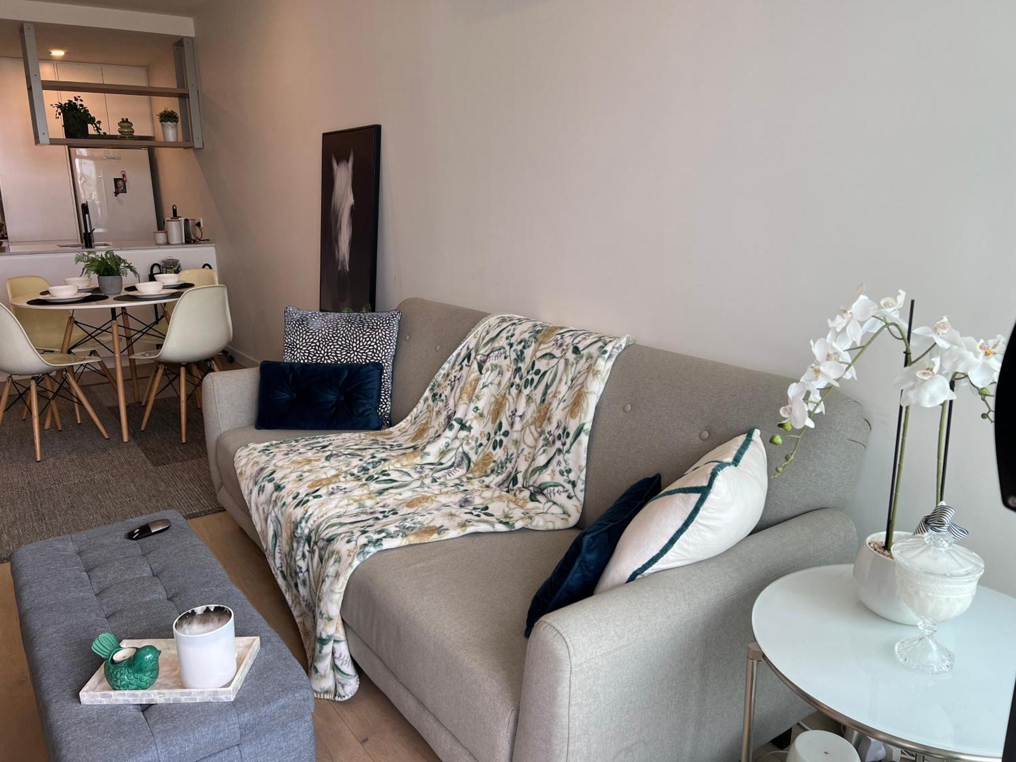 Modern 7th Floor Flat, Parking, Convenient, Quiet Melbourne