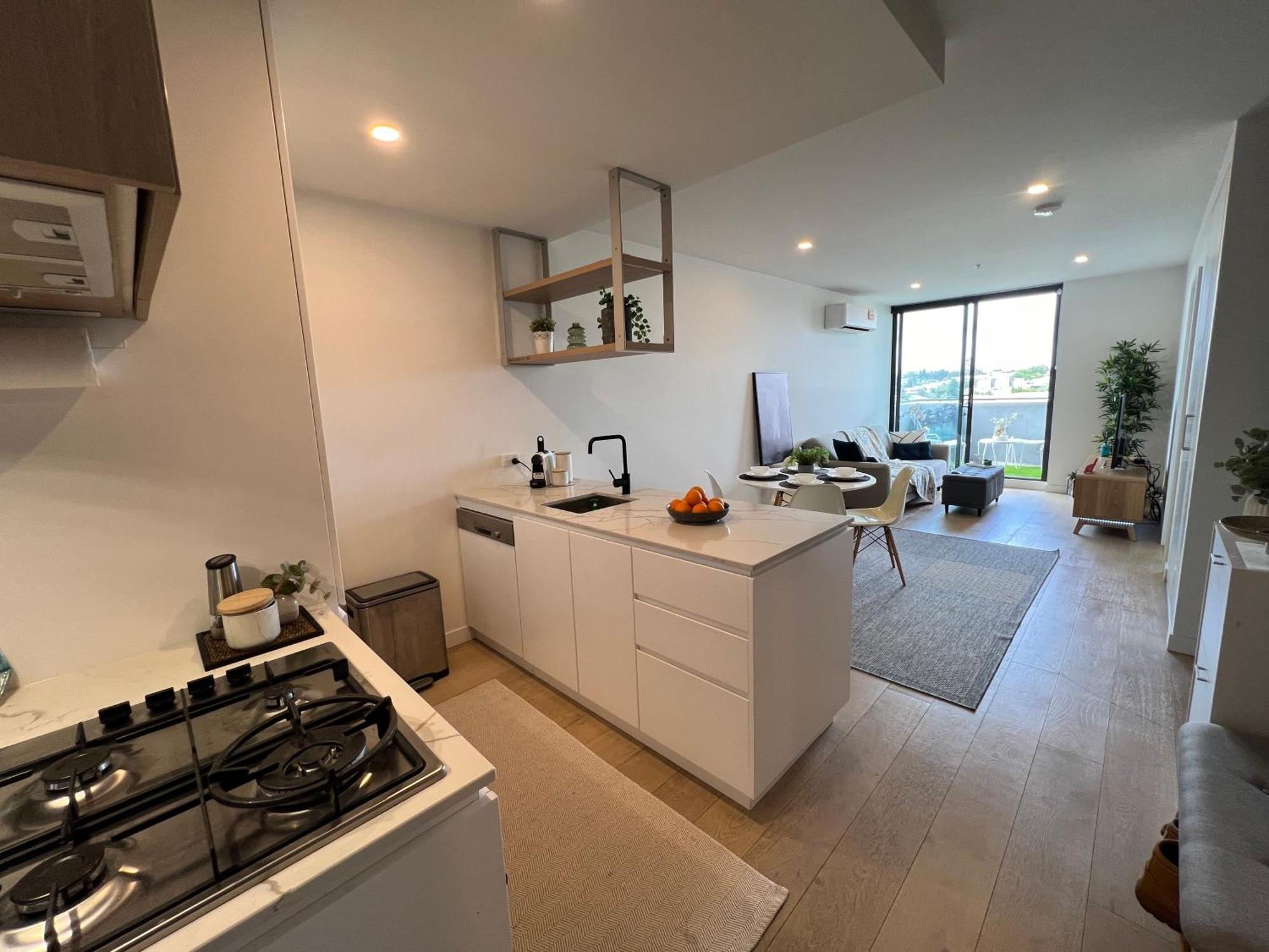 Modern 7th Floor Flat, Parking, Convenient, Quiet Apartment Melbourne