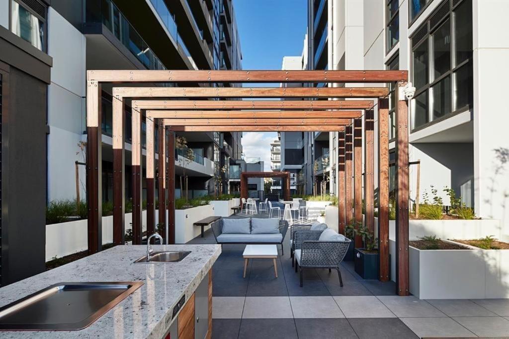Modern 7th Floor Flat, Parking, Convenient, Quiet * Melbourne