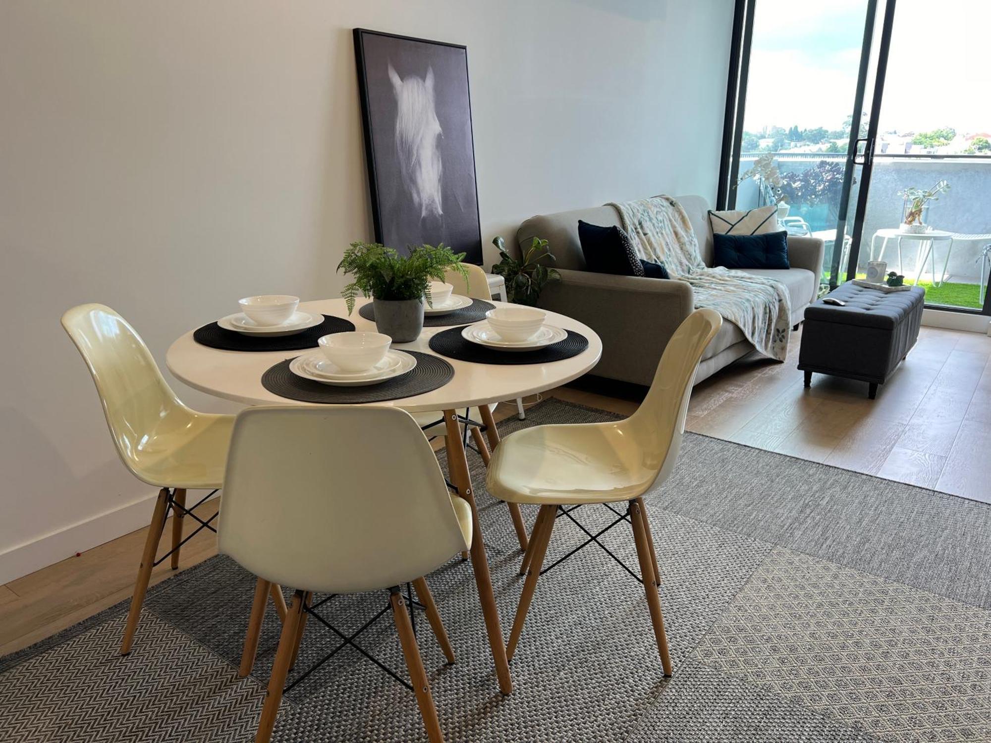 Modern 7th Floor Flat, Parking, Convenient, Quiet Melbourne