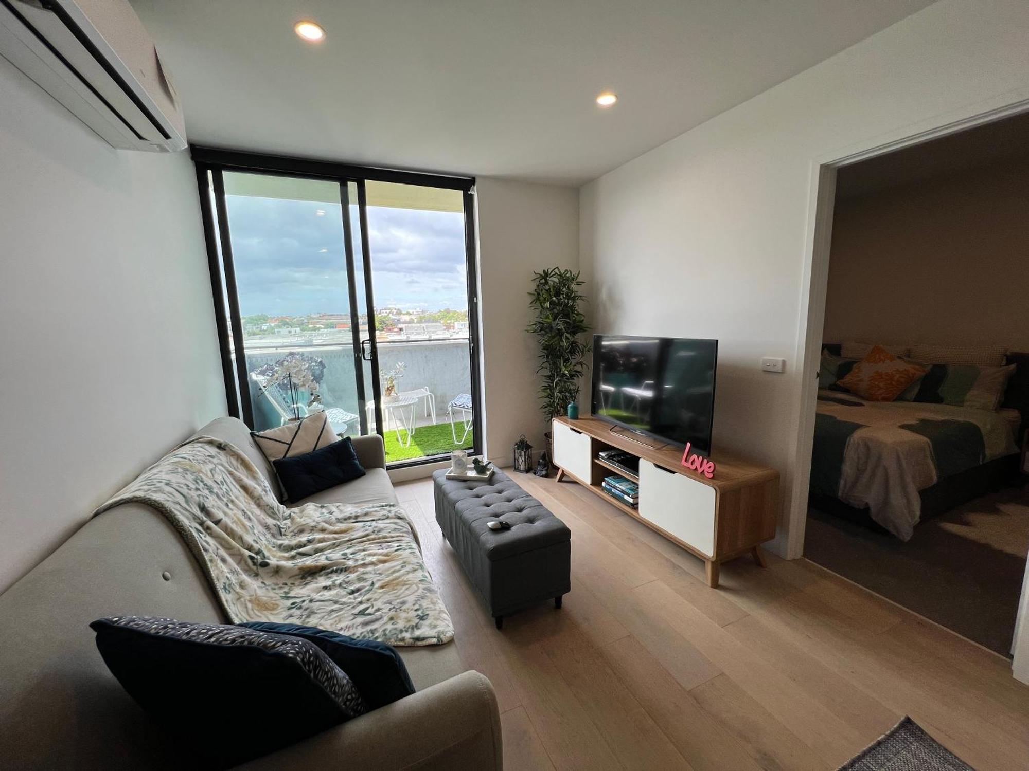Modern 7th Floor Flat, Parking, Convenient, Quiet * Melbourne