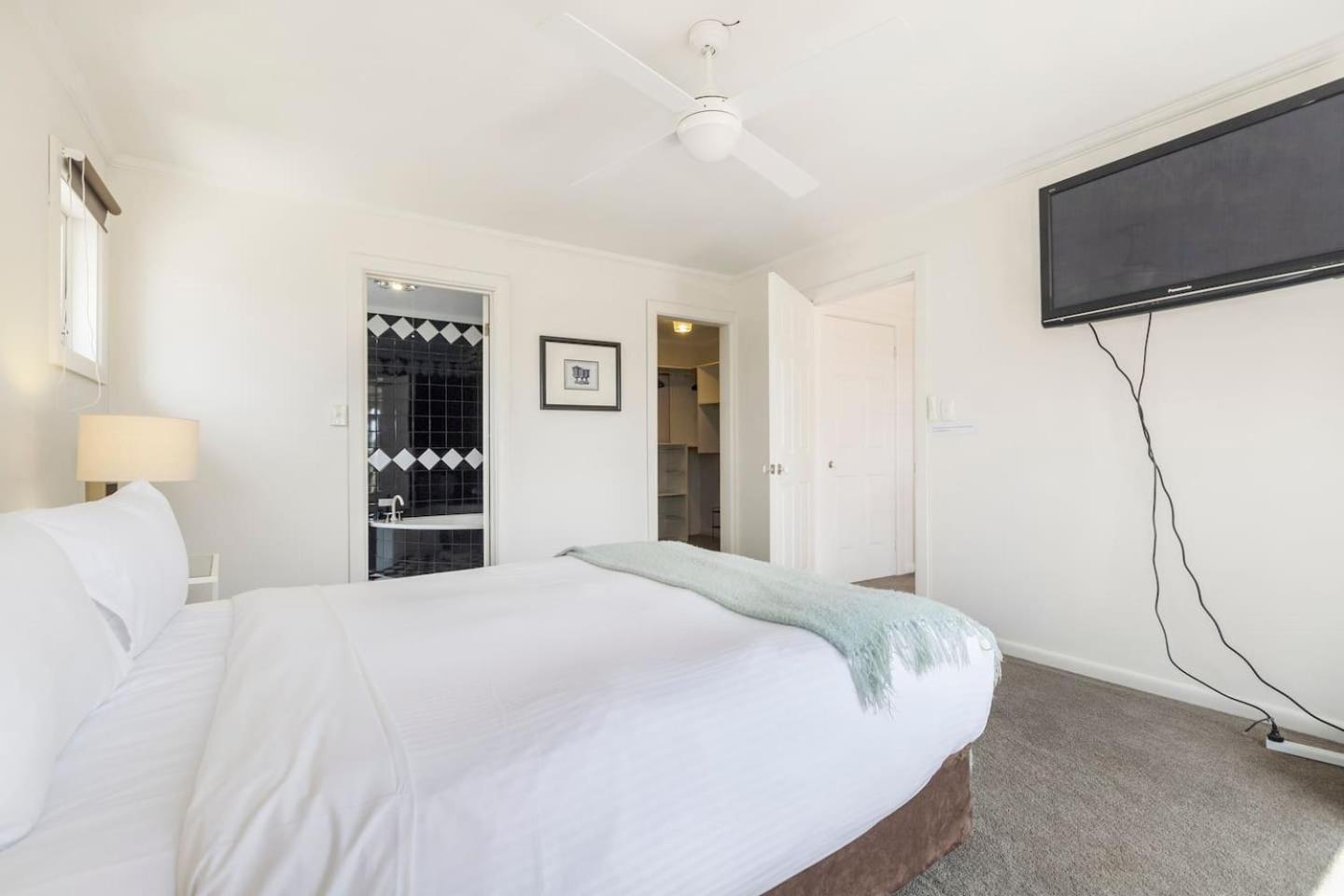 Whistling Pines - Bayside Family With Granny Flat Holiday home *