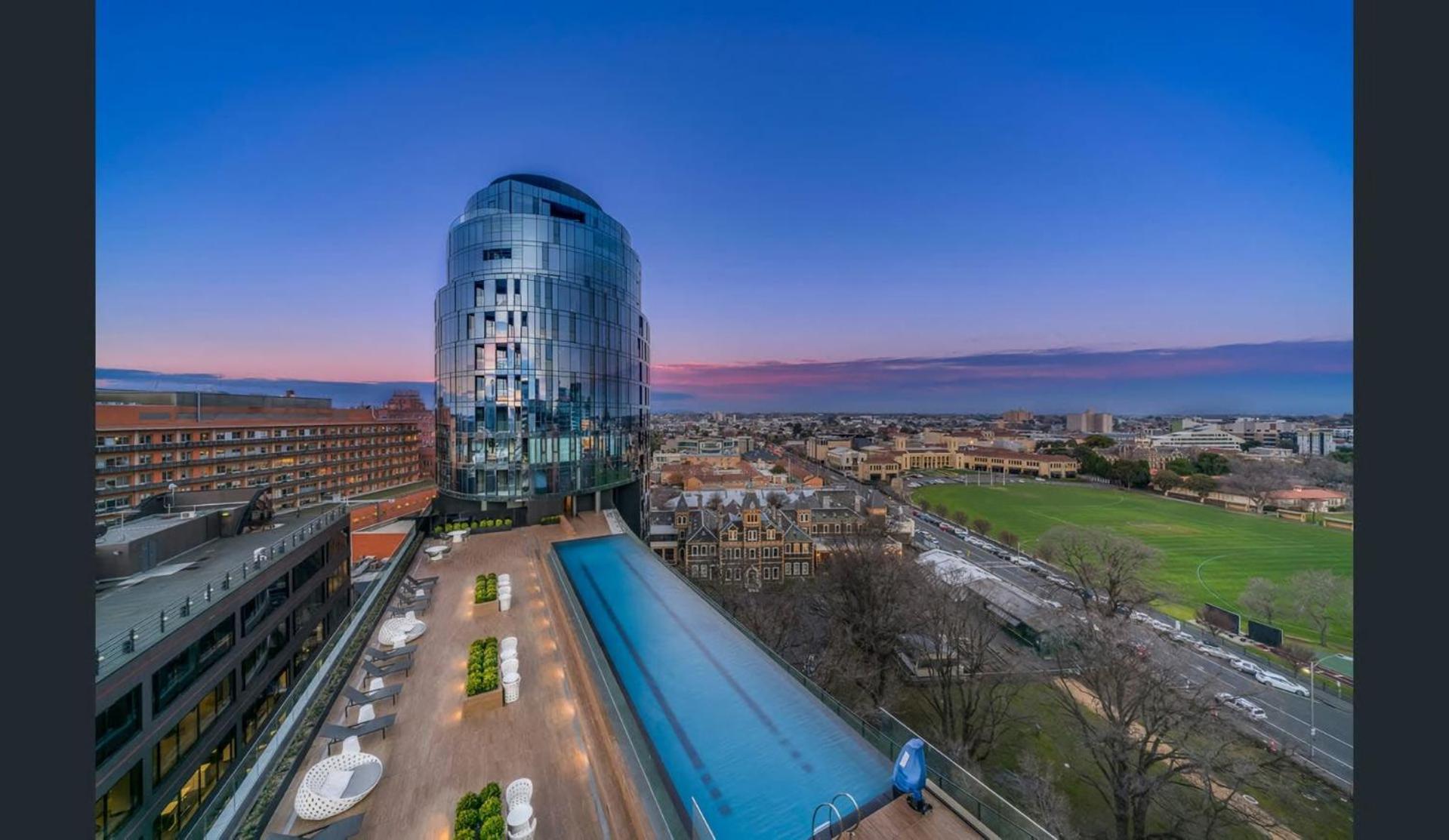 Stylish 2br On St Kilda Rd With Pool & Parking *