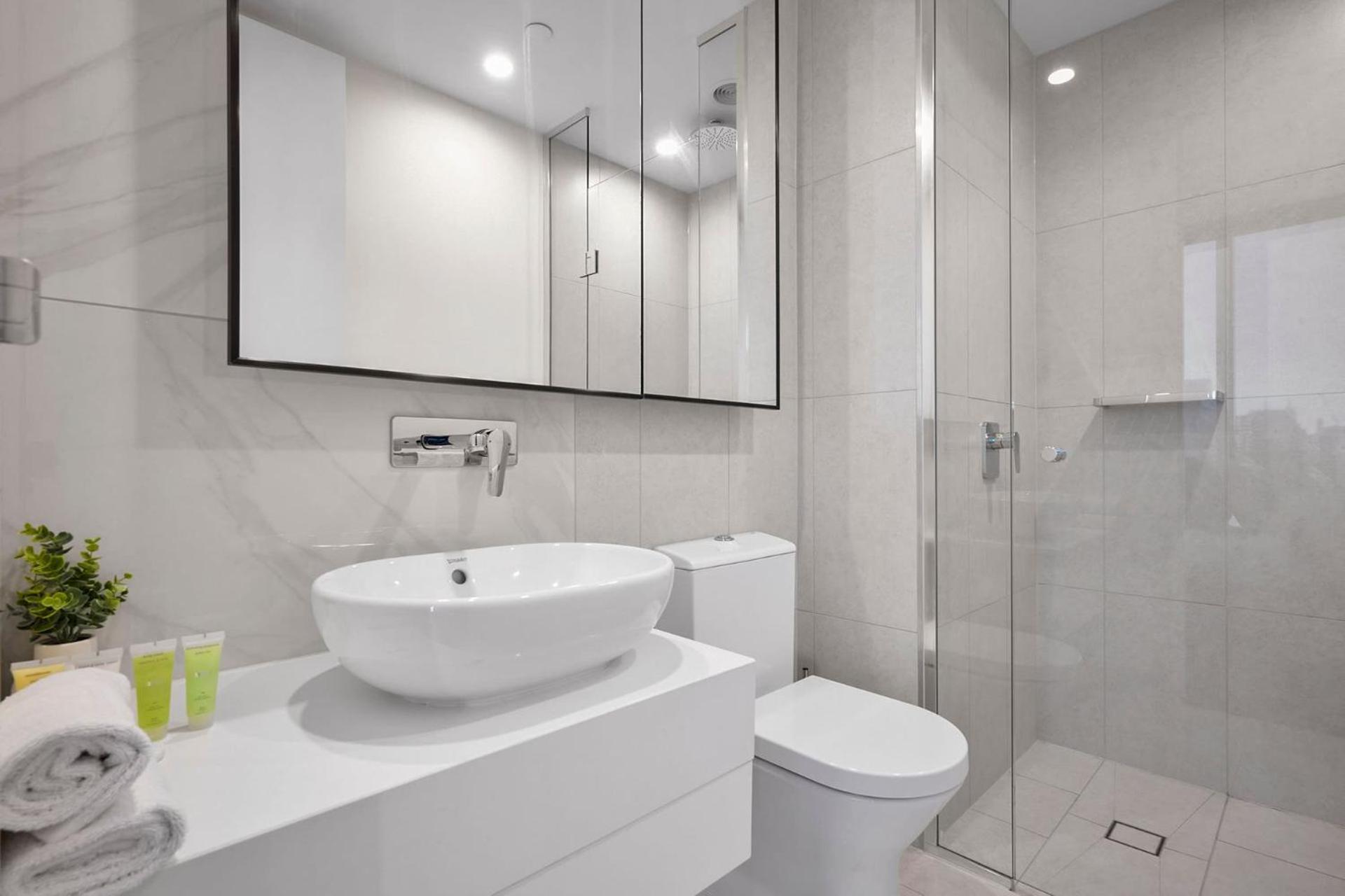 Stylish 2br On St Kilda Rd With Pool & Parking Apartment *