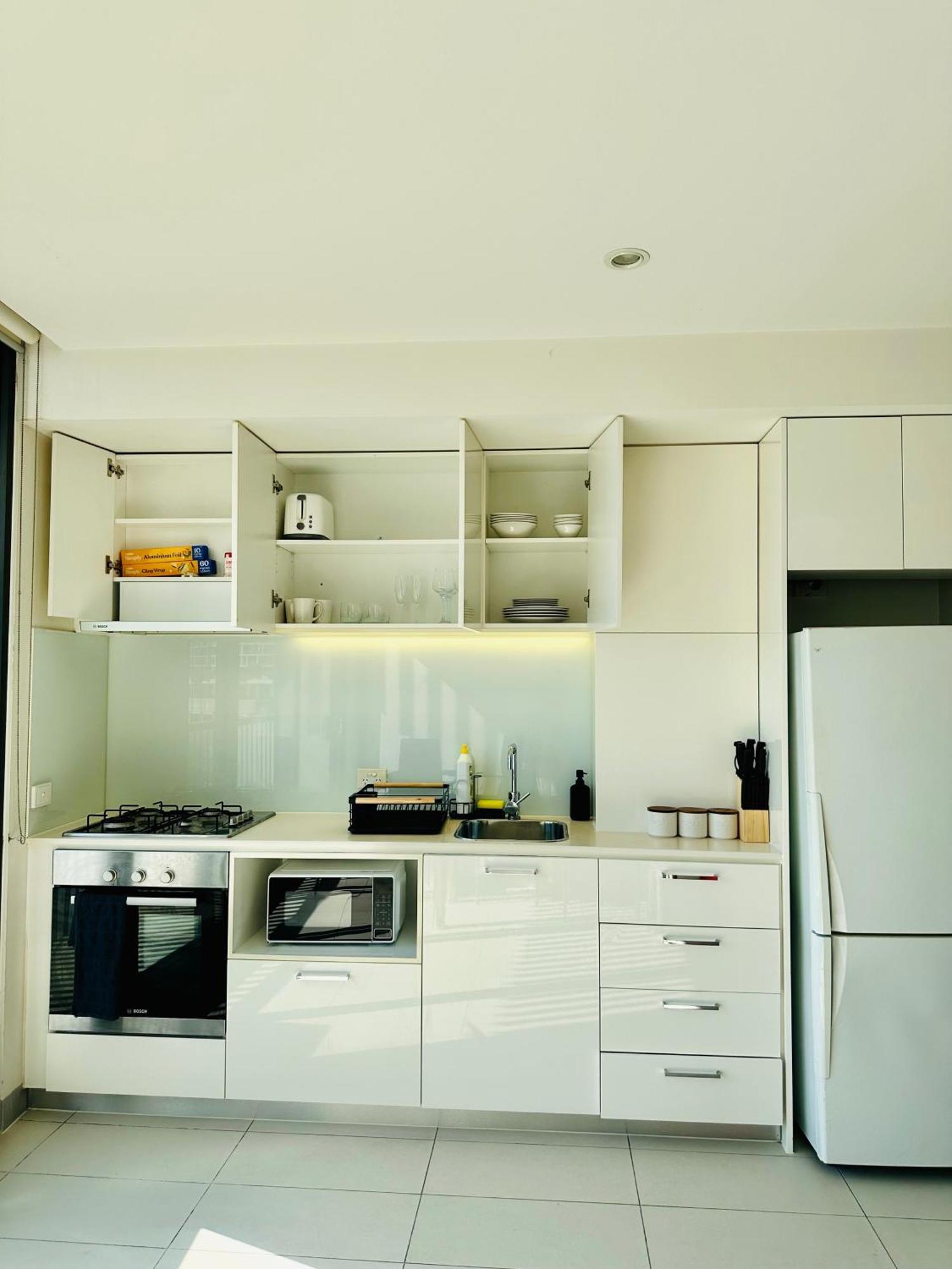 Premium With Balcony And Free Tram Access Apartment Melbourne