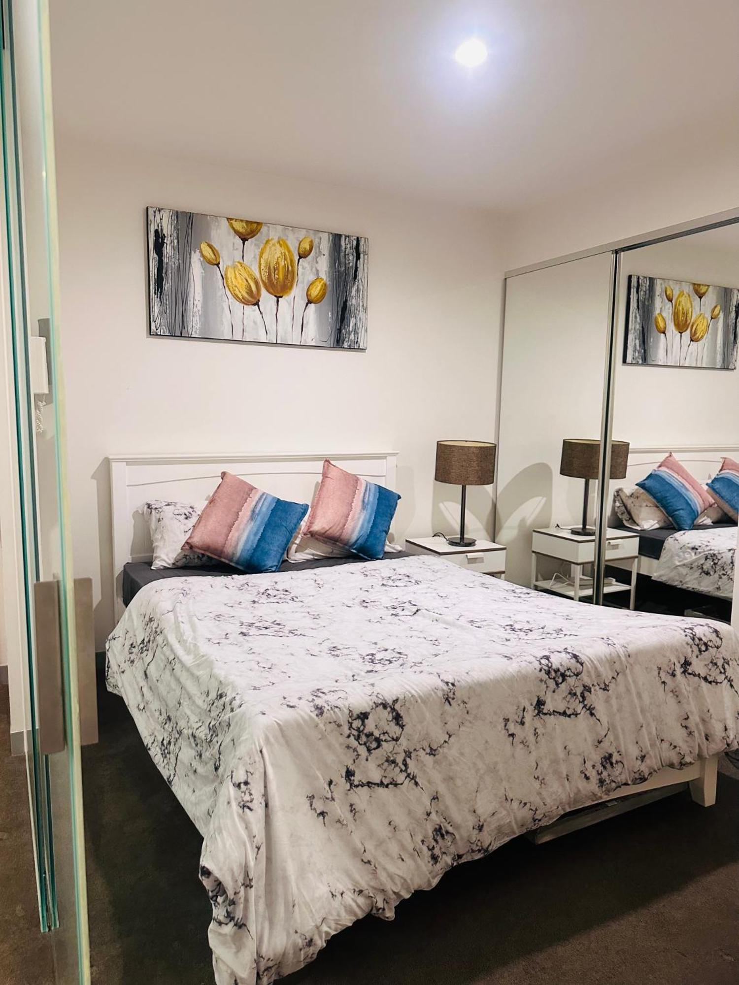 Premium With Balcony And Free Tram Access * Melbourne