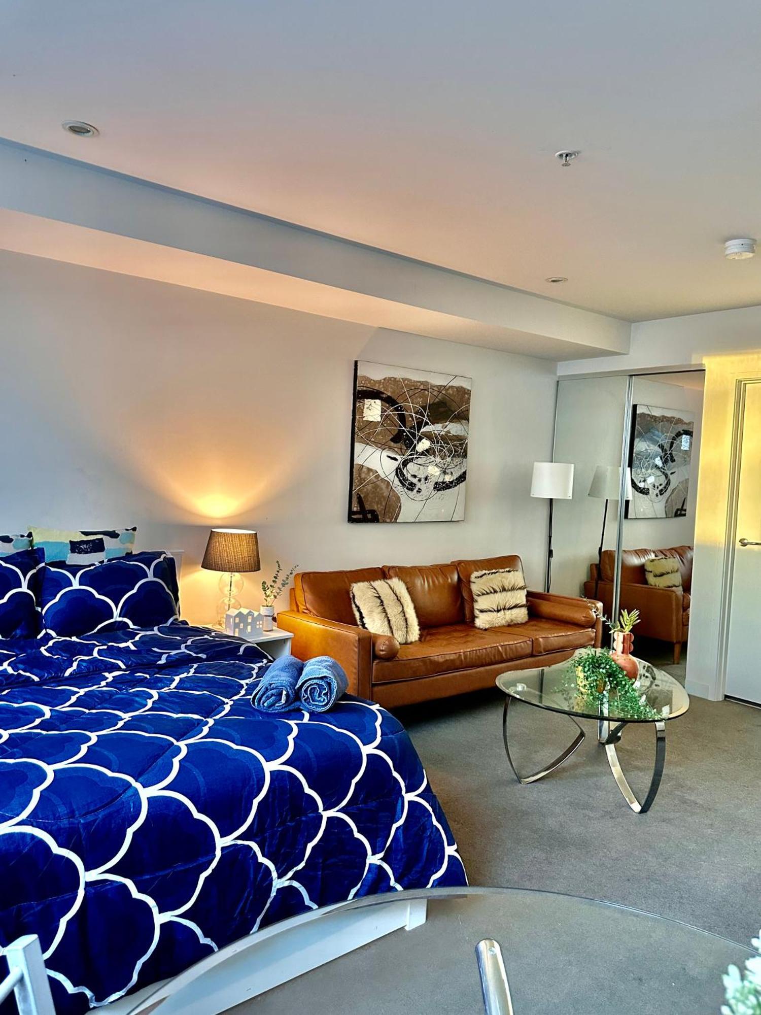Premium With Balcony And Free Tram Access Apartment Melbourne