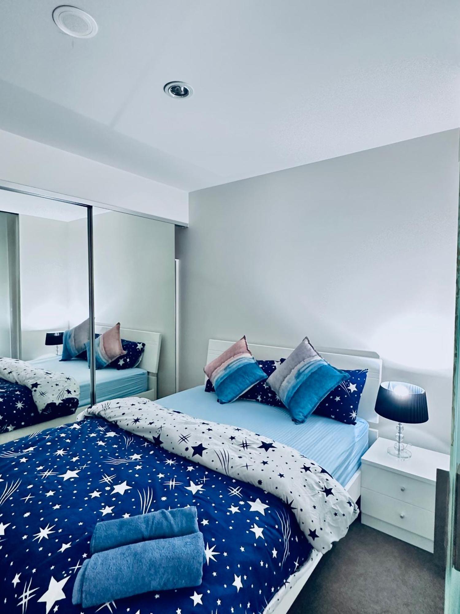 Premium With Balcony And Free Tram Access Apartment Melbourne