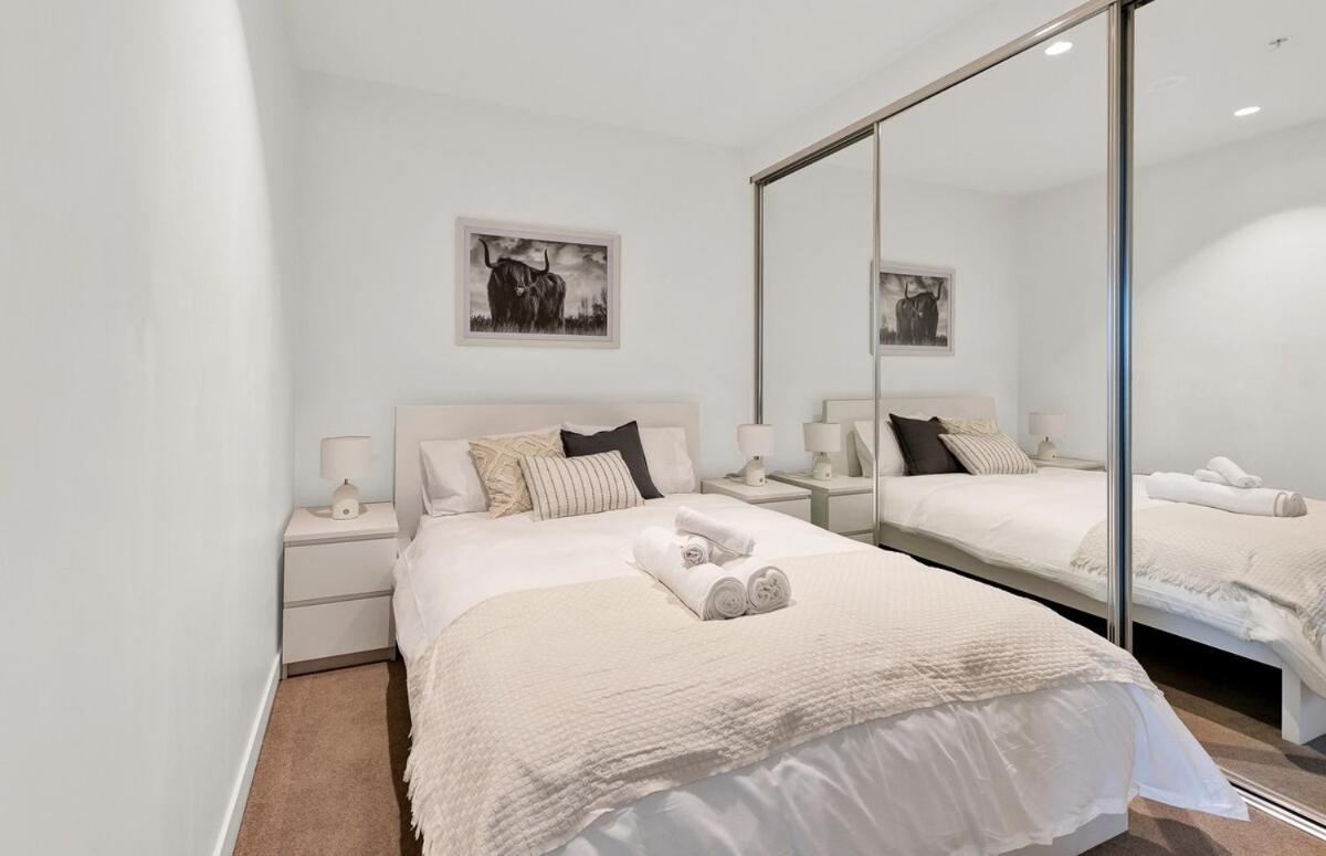 Lvl 42 2b1b With Views - Cbd Location Melbourne