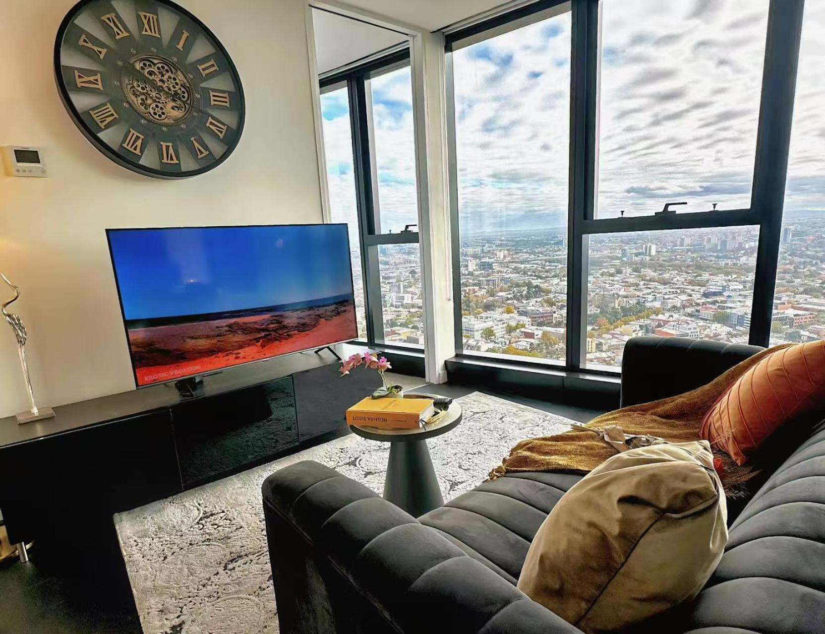 Highrise Location 2 Bedrooms & 2 Bathrooms Apartment *