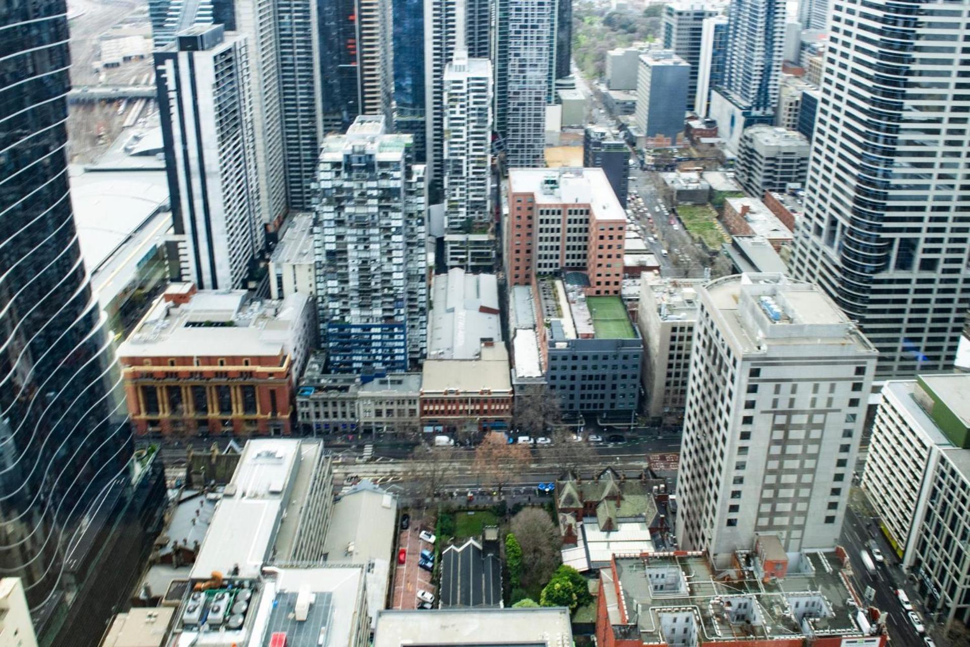 Skyline Serenity 1 Bedroom Oasis With Pool & Gym Melbourne