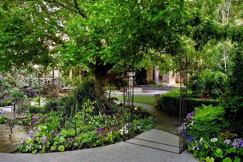 Lodge Elizabethan Melbourne