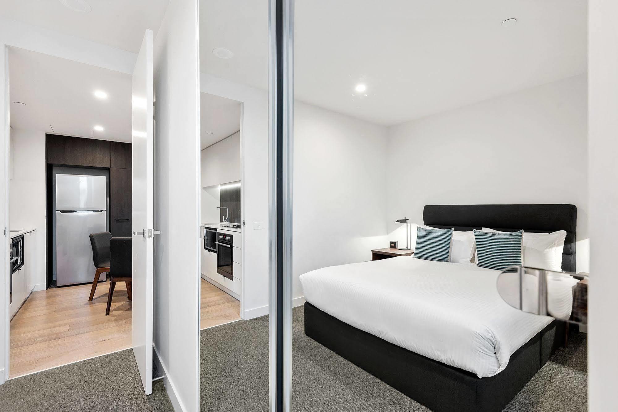 District South Yarra 4*
