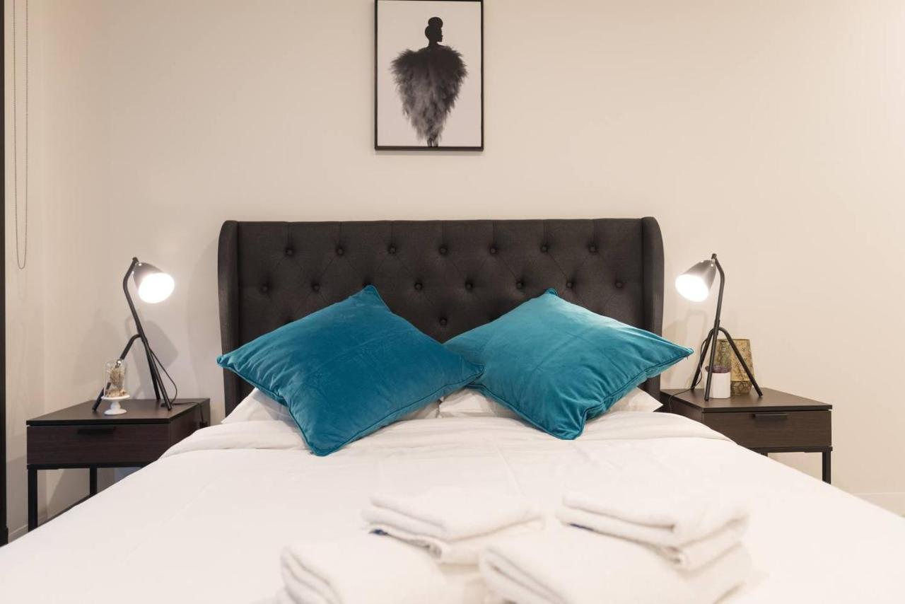 Apartment Docklands Brand New 1 Bedroom Apt@marina Tower