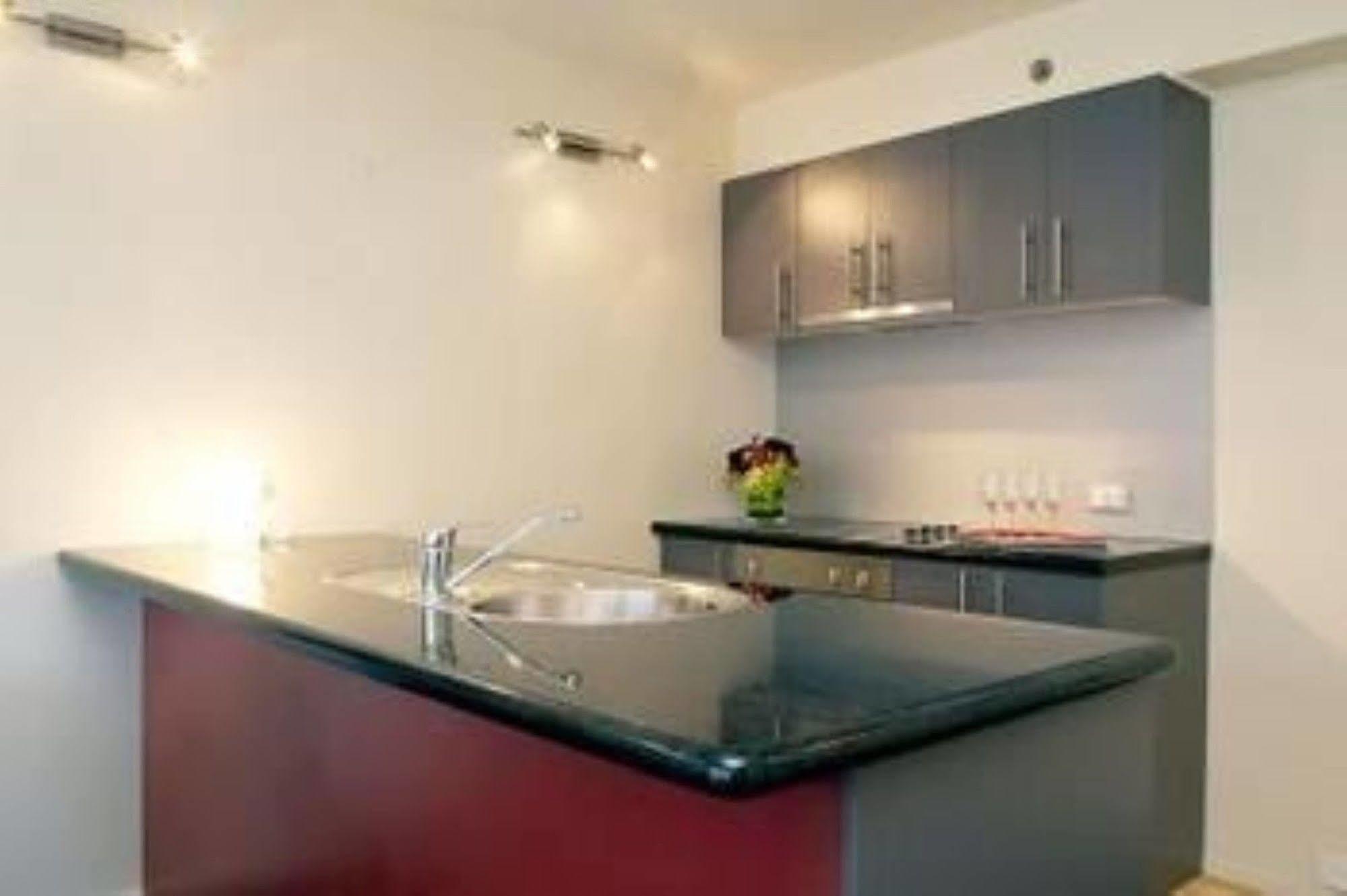 Plum Serviced Collins Street Aparthotel